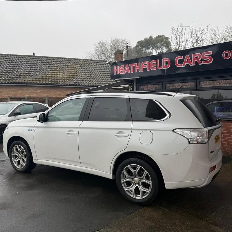 Used Mitsubishi Outlander P-HEV 2014 White Estate
