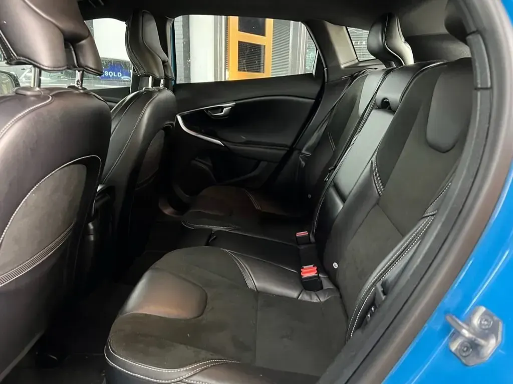 Used Volvo V40 R-Design 120 HP (88 kW) 2015 Blue Hatchback