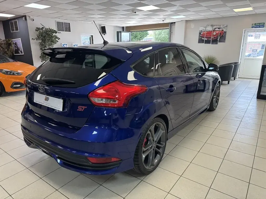Used Ford Focus ST 250 HP (183 kW) 2015 Blue Hatchback