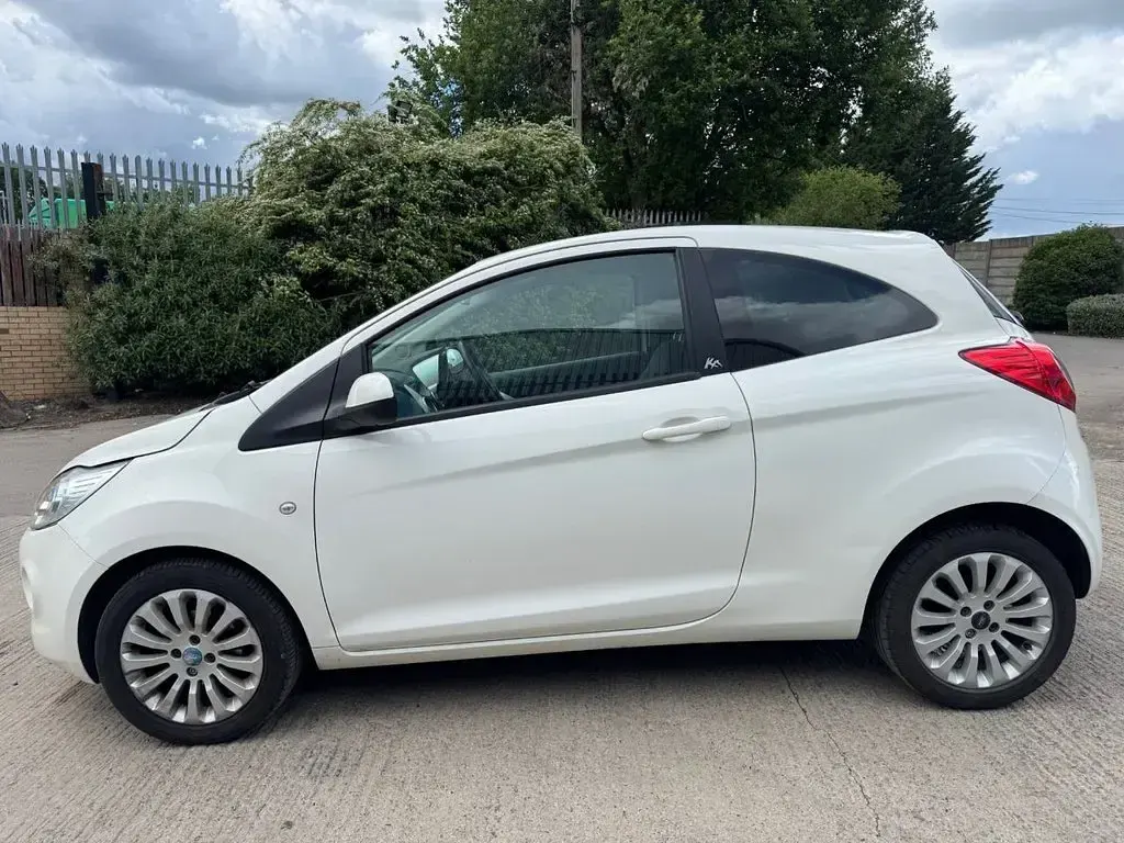 Used Ford Ka Zetec 69 HP (50 kW) 2015 White Hatchback
