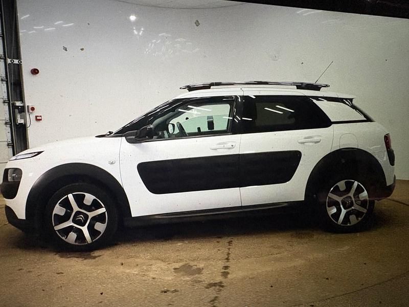 White Used 2015 Citroën C4 Cactus Flair Hatchback | £4,995 (Fair price) - Image 1/4