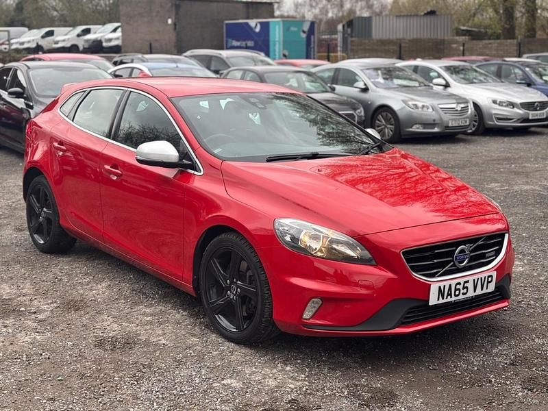 Begagnad Volvo V40 R-Design 190 HK (139 kW) 2015 Röd Halvkombi
