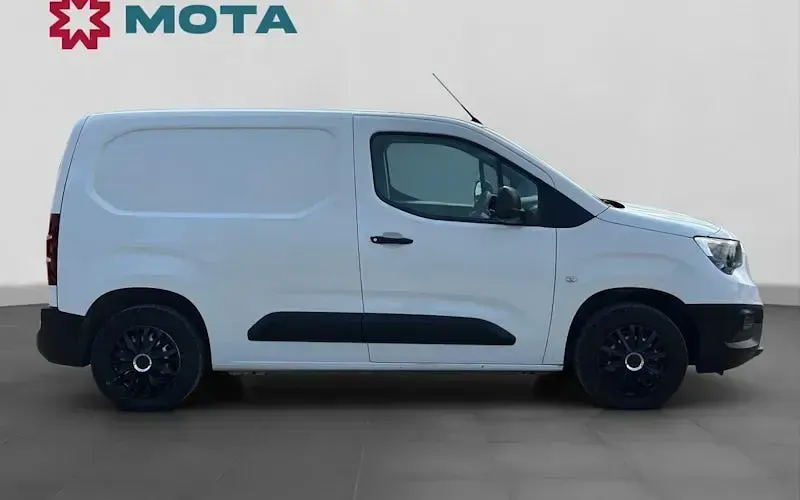 Used Vauxhall Combo Edition 102 HP (75 kW) 2019 White MPV