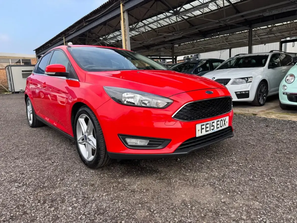 Usado Ford Focus Zetec 125 HP (91 kW) 2015 Vermelho Citadino