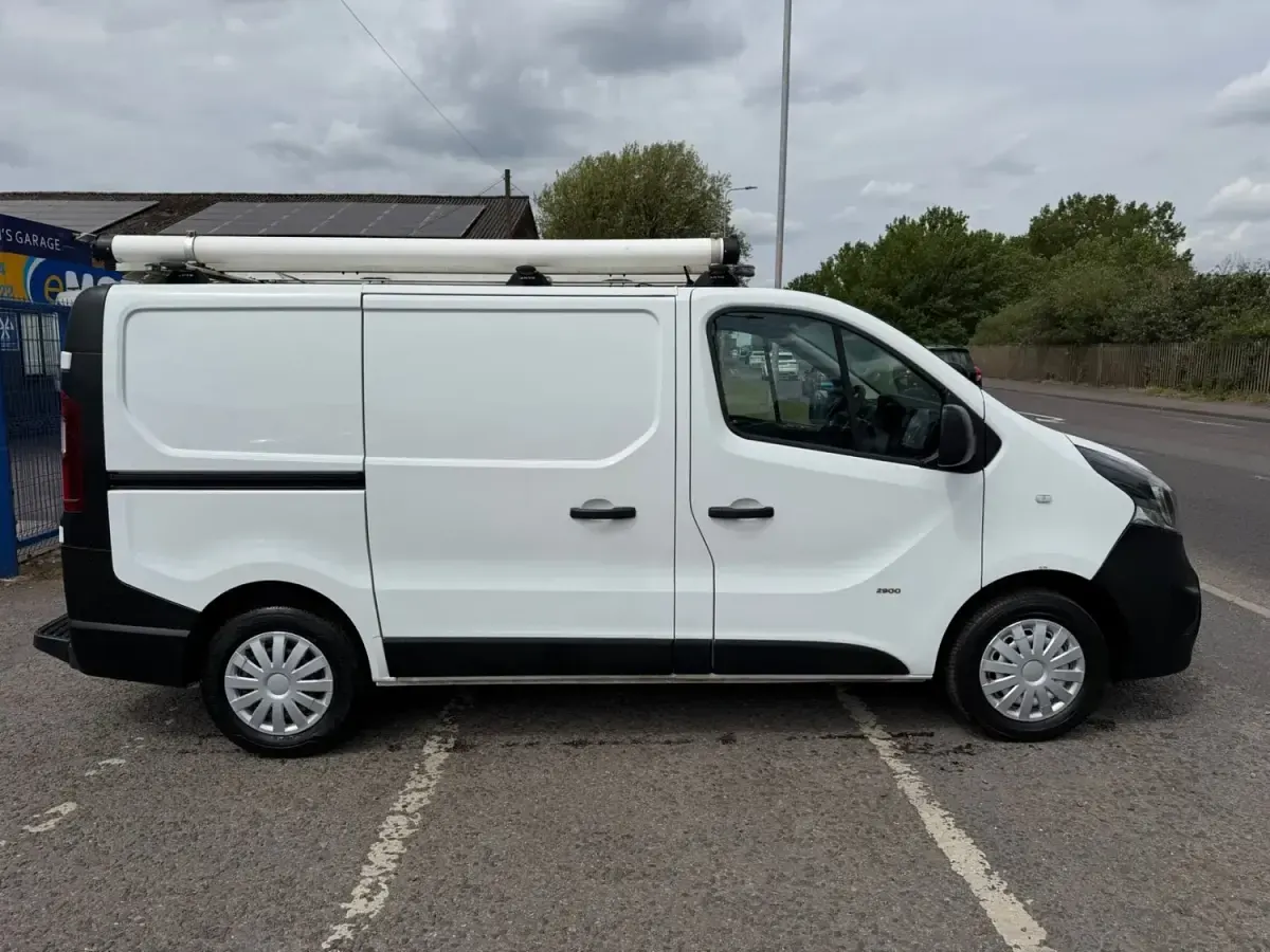 Second-hand Vauxhall Vivaro 2017 Alb