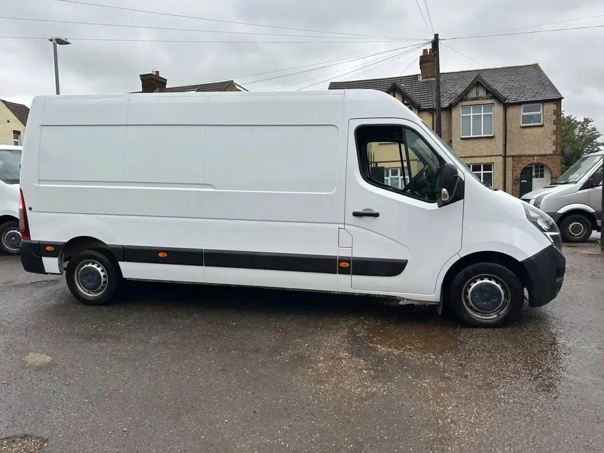 Second-hand Vauxhall Movano Edition 135 CP (99 kW) 2021 Alb Monovolum