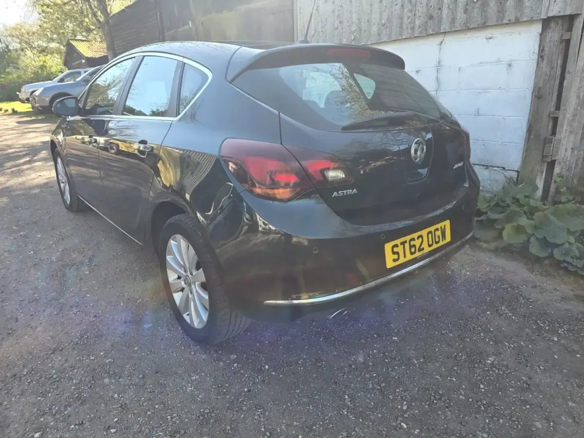 Używany Vauxhall Astra Elite 165 KM (121 kW) 2013 Czarny Hatchback
