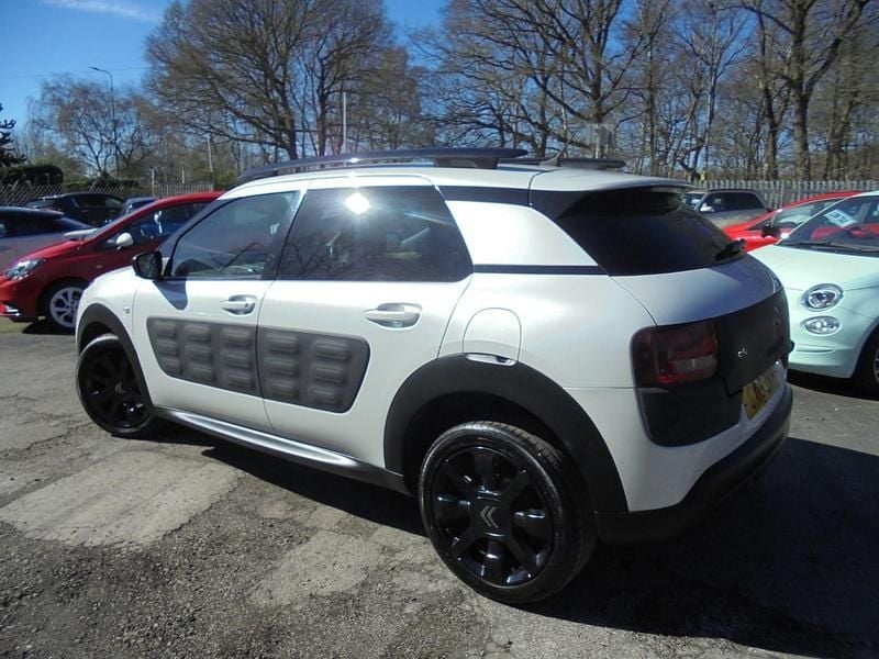 Used Citroën C4 Cactus Flair 100 HP (73 kW) 2015 White Hatchback