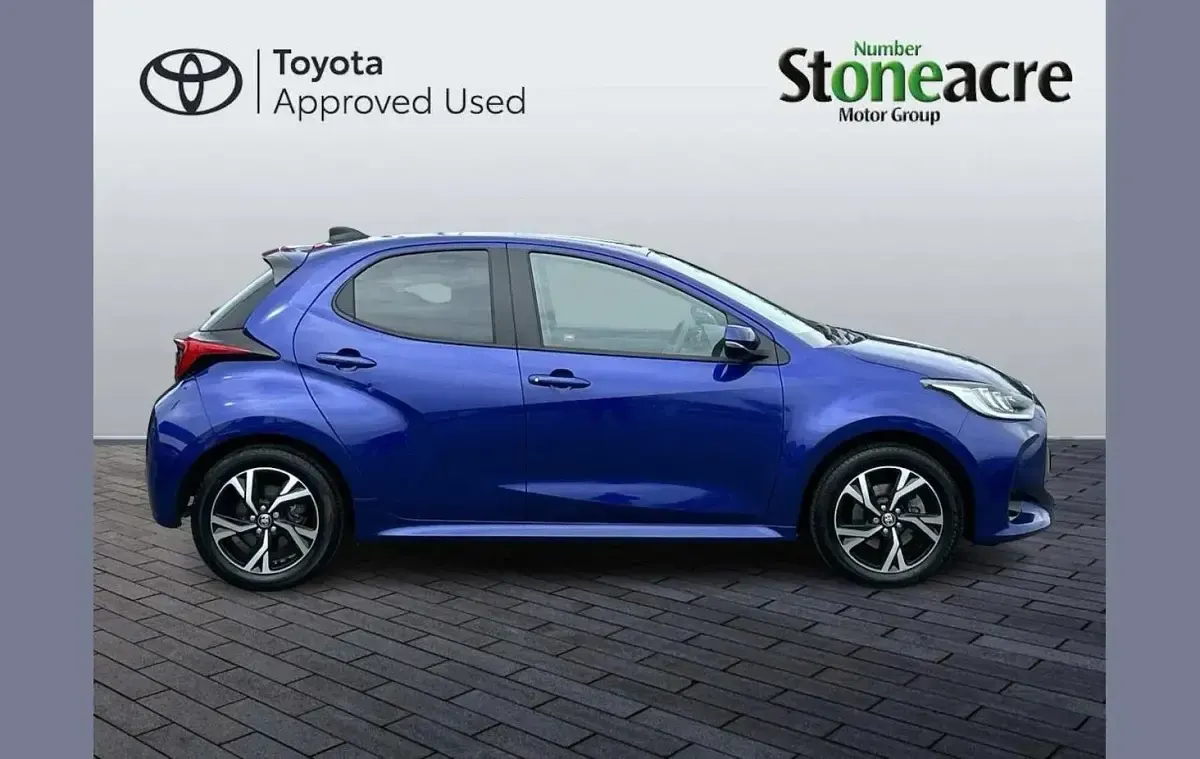 Used Toyota Yaris Design 113 HP (83 kW) 2025 Blue Hatchback