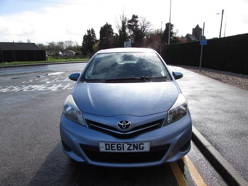 Used Toyota Yaris 101 HP (74 kW) 2012 Blue Hatchback