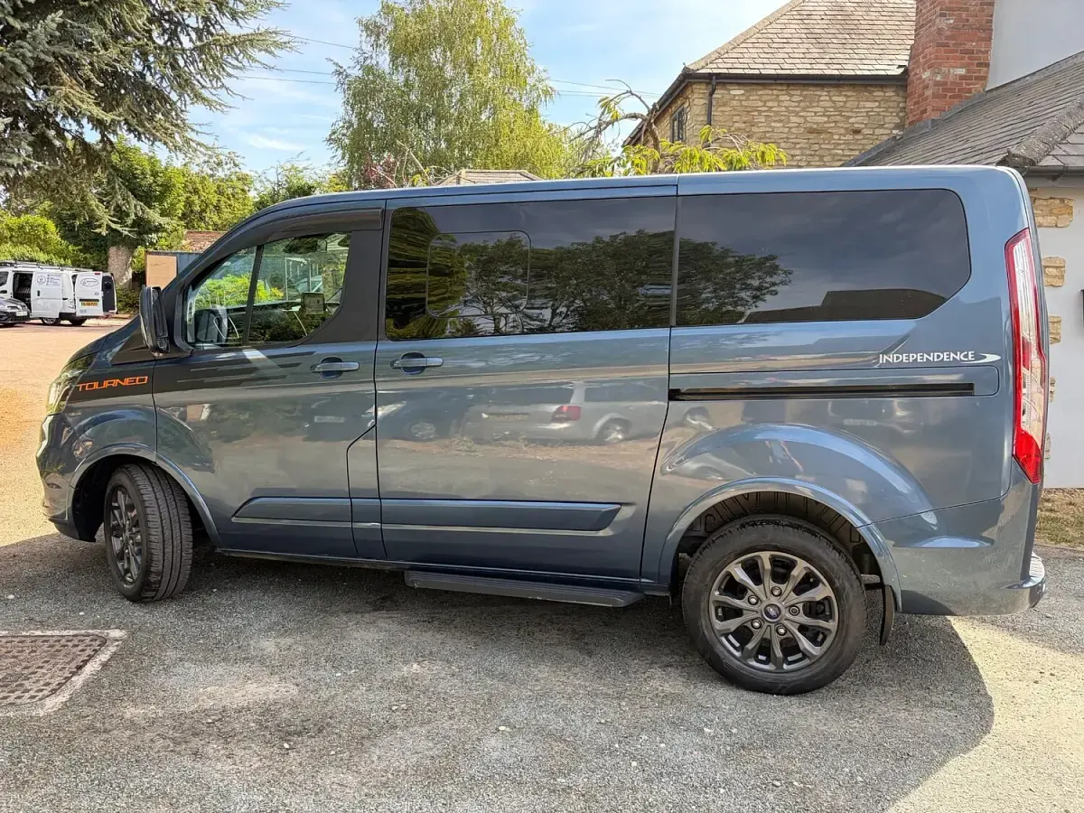 Used Ford Tourneo Custom Titanium 130 HP (95 kW) 2020 Colbolt blue metallic Van