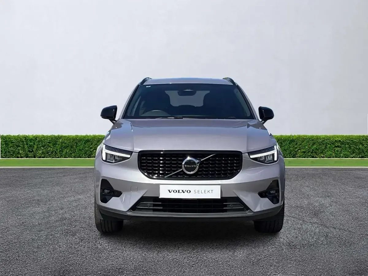 Used Volvo XC40 Plus 197 HP (144 kW) 2025 Silver SUV