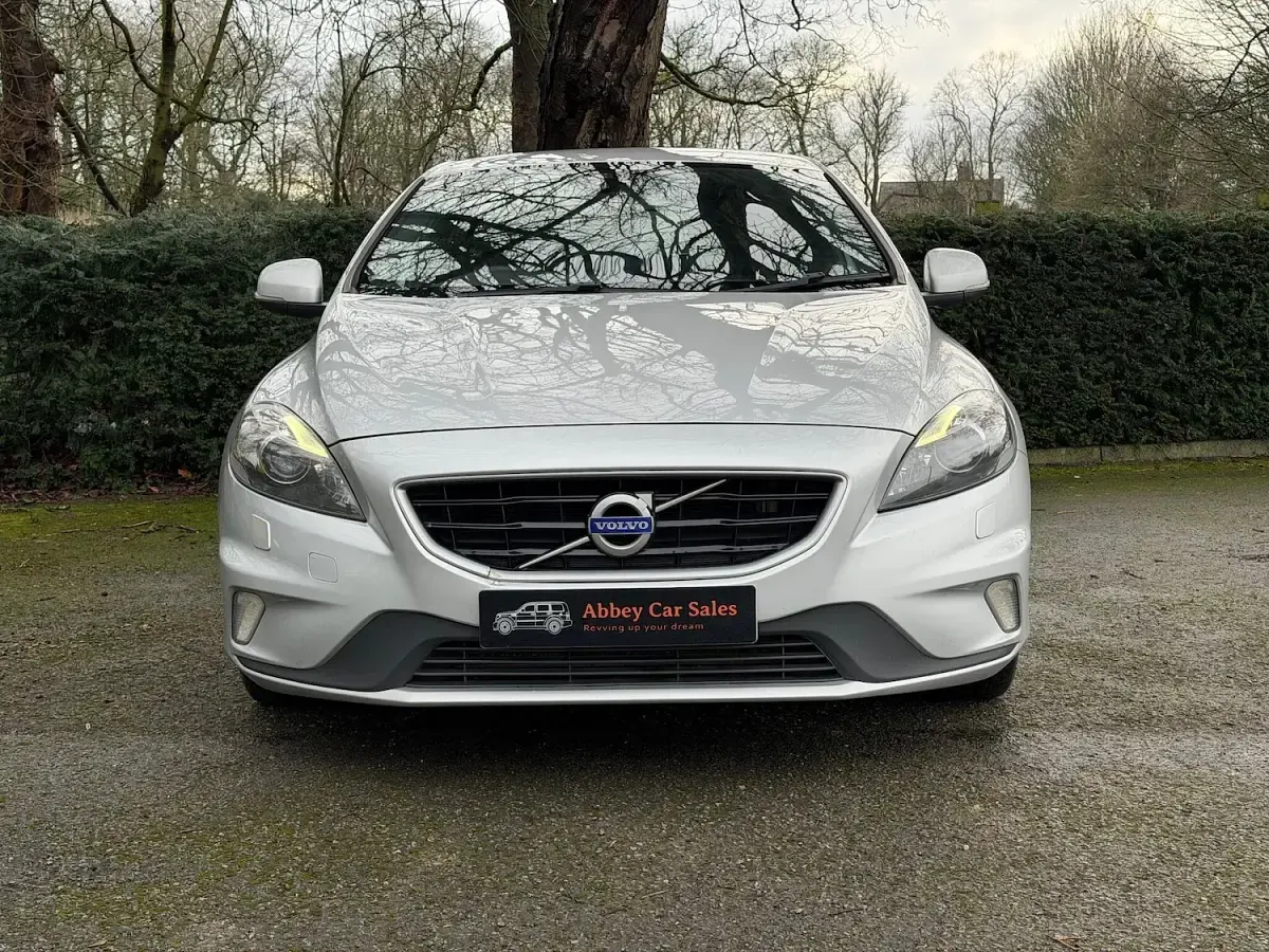 Used Volvo V40 R-Design 190 HP (139 kW) 2016 Silver Hatchback