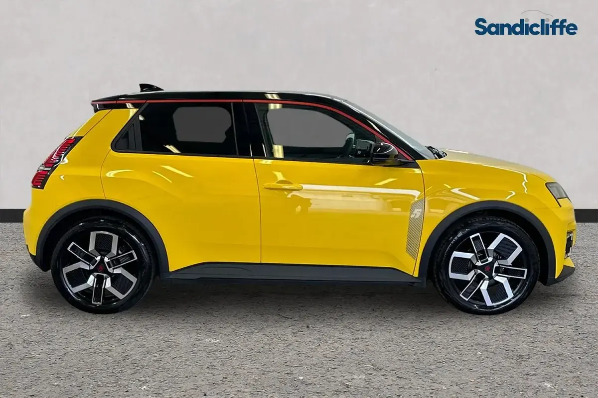 Used Renault R5 Komfort 110 kW (150 HP) 2025 Yellow/black Hatchback