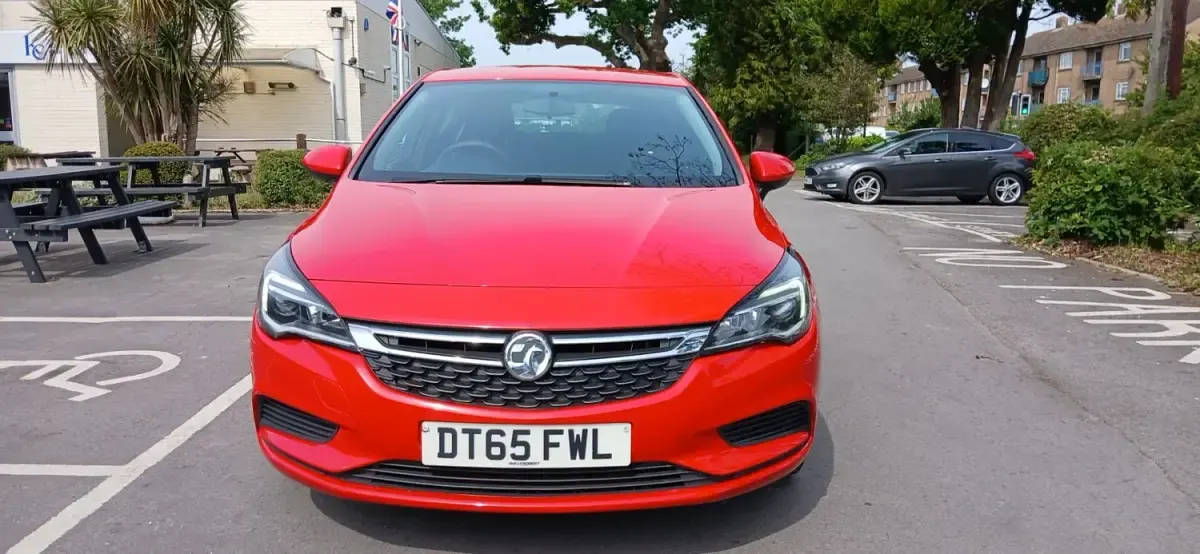 Używany Vauxhall Astra Design Edition 100 KM (73 kW) 2016 Czerwony Hatchback