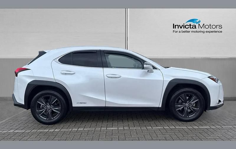 Used Lexus UX 250h 180 HP (132 kW) 2021 White SUV