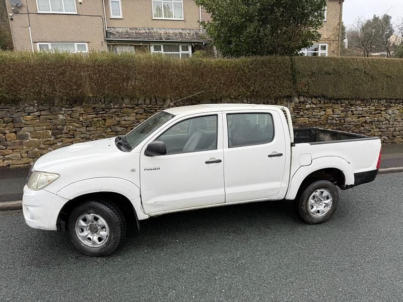 Used Toyota HiLux 2010 White Pickup