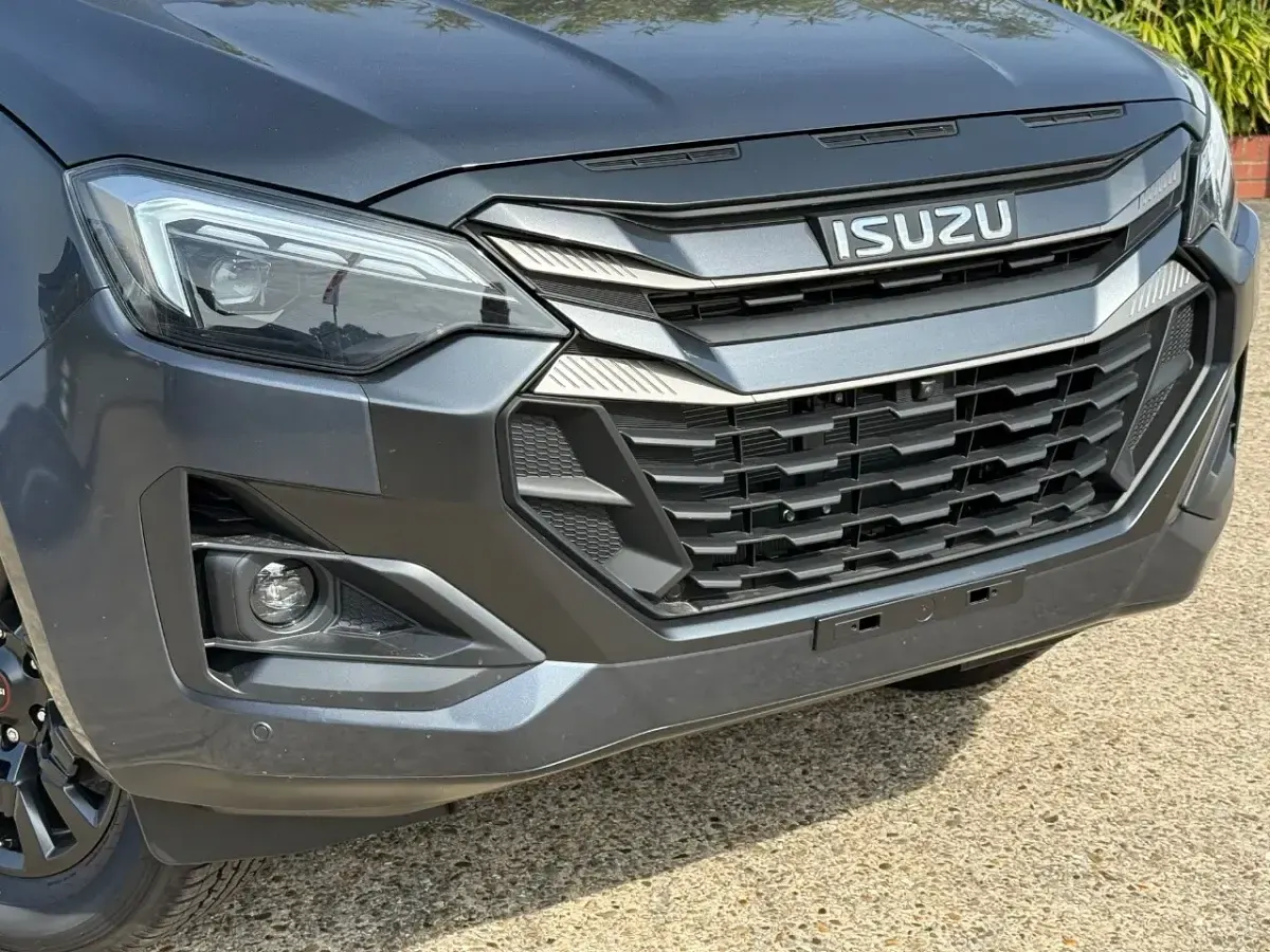 New Isuzu D-Max 163 HP (119 kW) 2026 Grey Pickup
