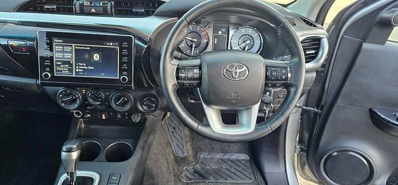Usado Toyota HiLux 150 HP (110 kW) 2022 Prateado Pickup