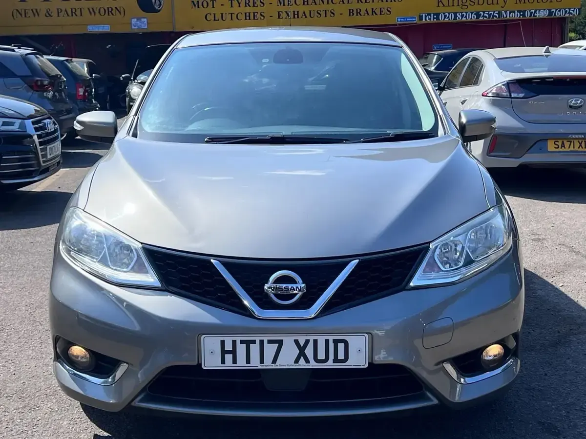 Used Nissan Pulsar N-Connecta 115 HP (84 kW) 2017 Grey Hatchback