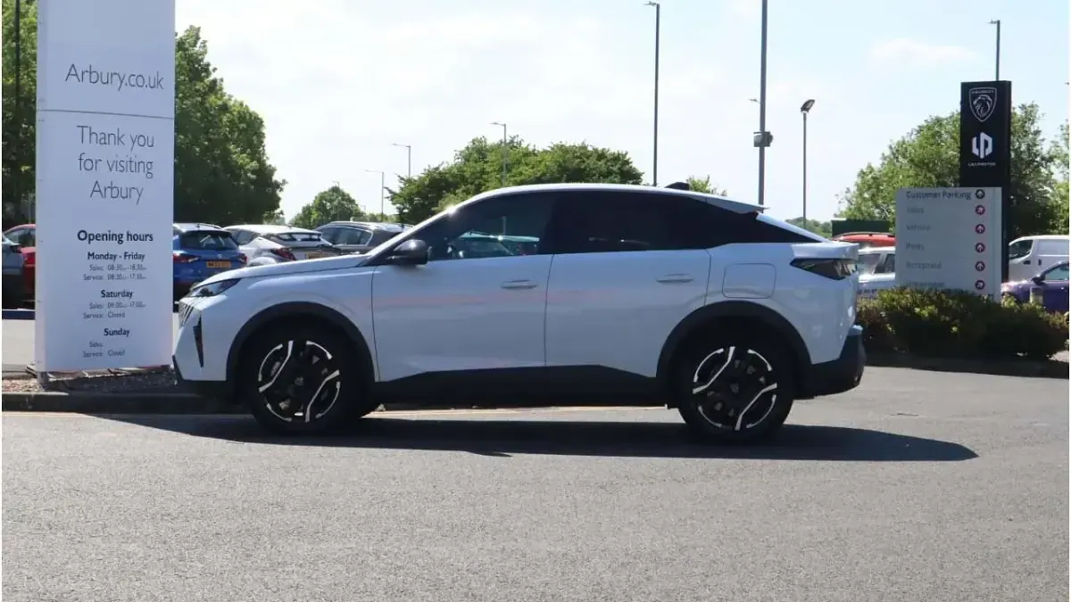 Używany Peugeot e-3008 Allure 156 kW (213 KM) 2025 Biały SUV