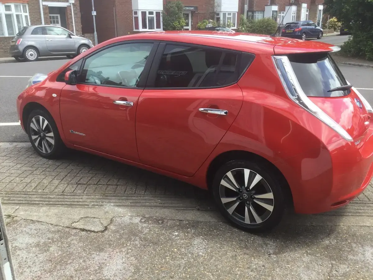 Used Nissan Leaf Tekna 80 kW (109 HP) 2017 Red Hatchback
