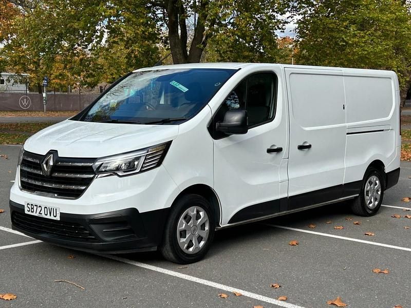 White Used 2023 Renault Trafic Business MPV | £13,995 (Good price) - Image 1/4