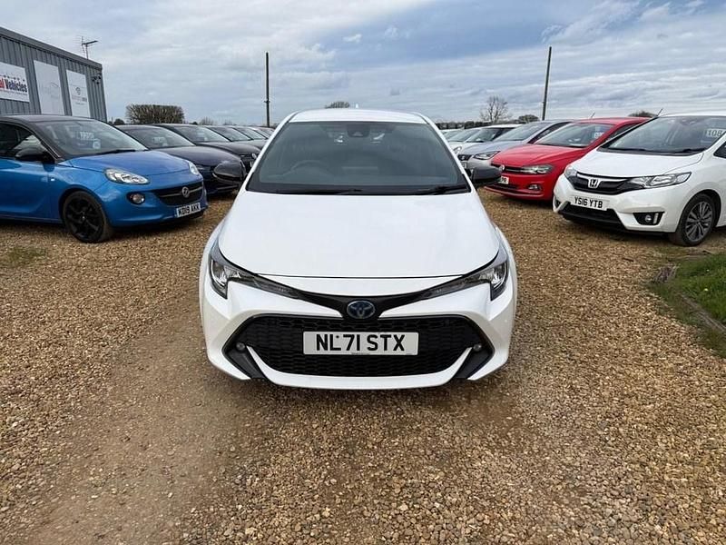 Used Toyota Corolla 122 HP (89 kW) 2021 White Hatchback