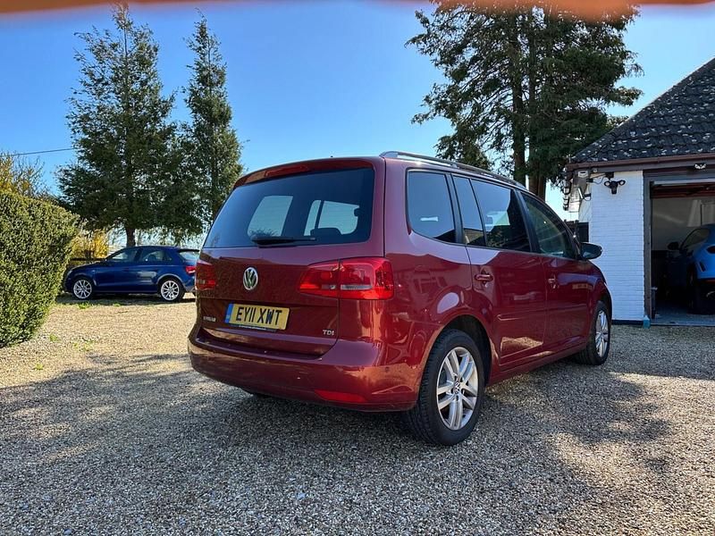 Used VW Touran SE 105 HP (77 kW) 2011 Red MPV