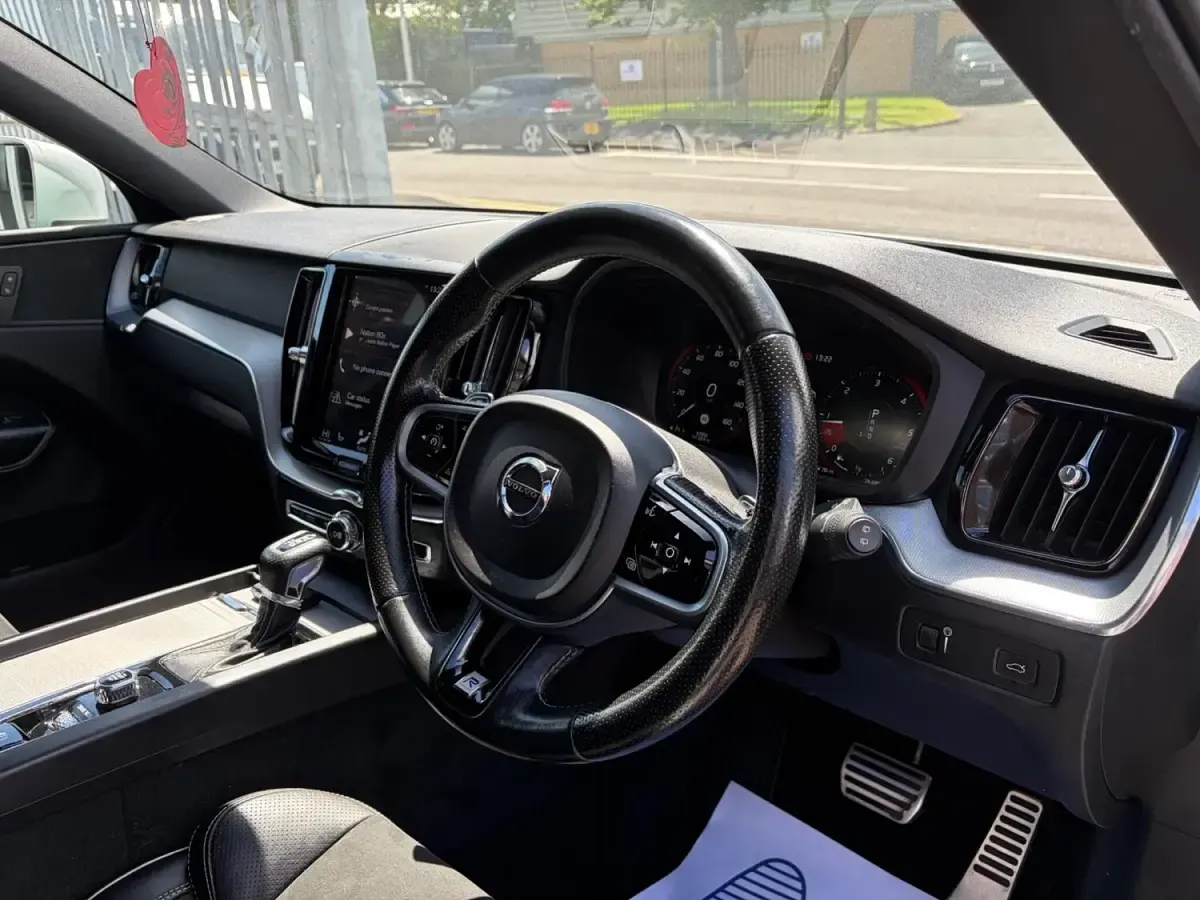Used Volvo XC60 R-Design 187 HP (137 kW) 2018 White SUV