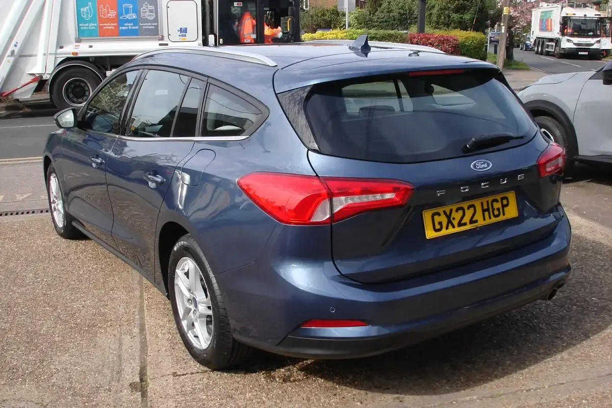 Used Ford Focus Zetec 125 HP (91 kW) 2022 Chrome blue metallic Estate