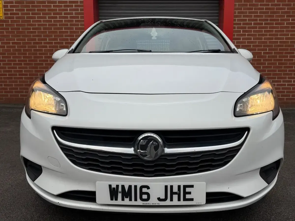 Used Vauxhall Corsa 95 HP (69 kW) 2016 White Hatchback
