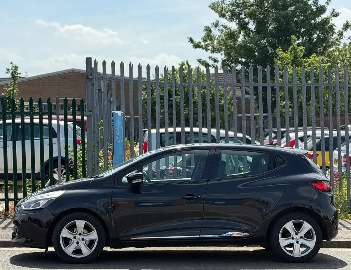 Used Renault Clio IV Dynamique 75 HP (55 kW) 2013 Black Hatchback