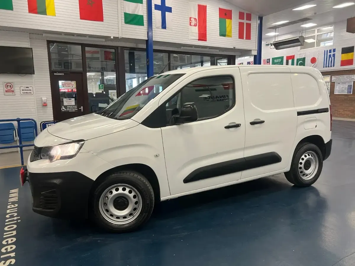 Used Peugeot Partner 100 HP (73 kW) 2021 White MPV
