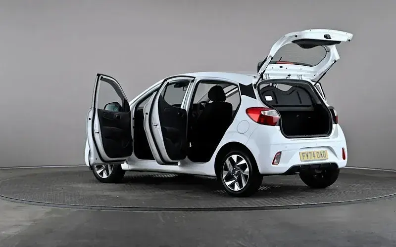Used Hyundai i10 Advanced 63 HP (46 kW) 2024 White Hatchback