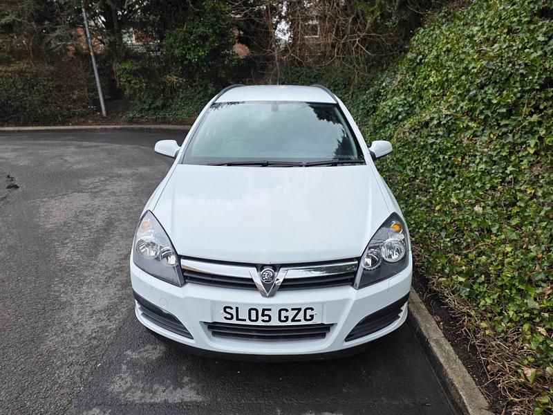 Used Vauxhall Astra 80 HP (58 kW) 2005 White Estate