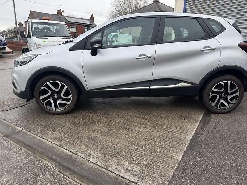 Used Renault Captur Dynamique 90 HP (66 kW) 2017 Silver SUV