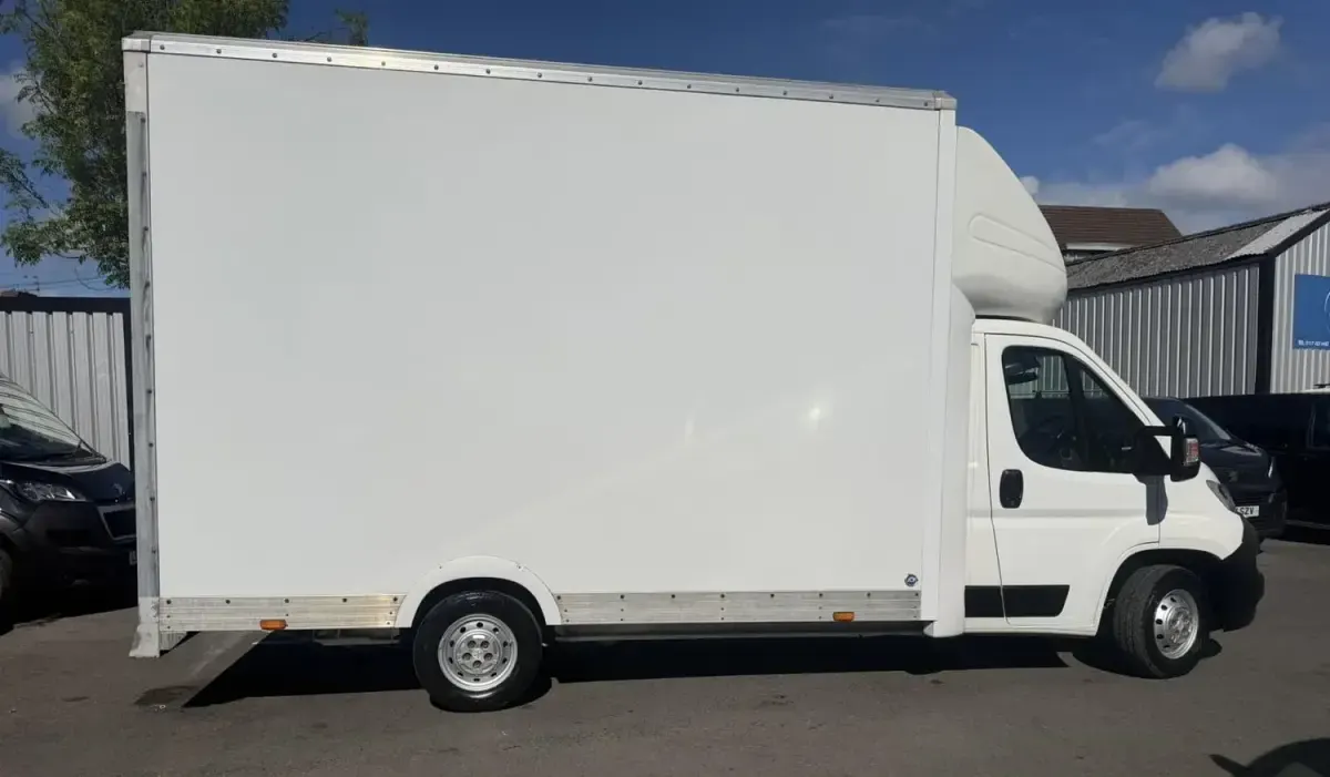 Używany Peugeot Boxer 165 KM (121 kW) 2021 Biały Van