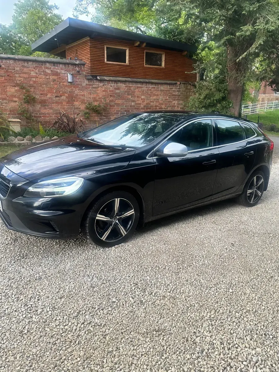 Gebraucht Volvo V40 R-Design 120 PS (88 kW) 2016 Schwarz Kleinwagen