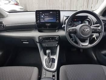 Used Toyota Yaris Hybrid Design 116 HP (85 kW) 2022 Blue Hatchback