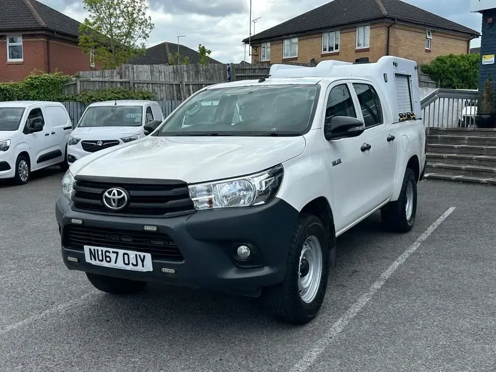 Used Toyota HiLux Active 150 HP (110 kW) 2017 White Pickup