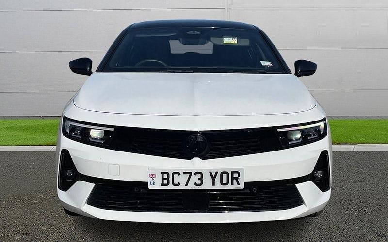 Used Vauxhall Astra Ultimate 131 HP (96 kW) 2024 White Hatchback