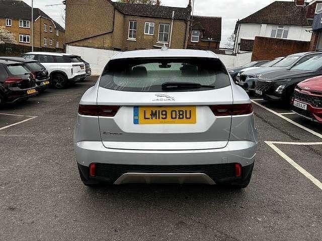 Używany Jaguar E-Pace SE 180 KM (132 kW) 2019 Srebrny SUV