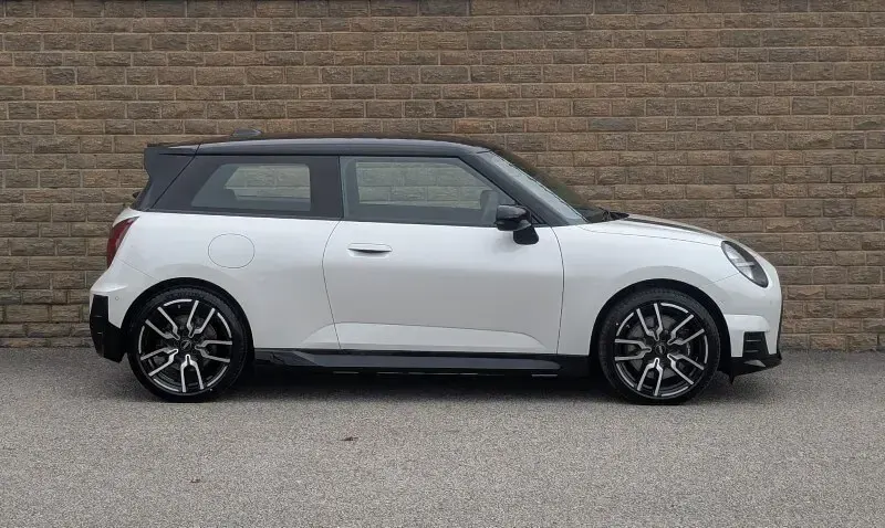 Used Mini Cooper Hatch 135 kW (184 HP) 2025 White Hatchback