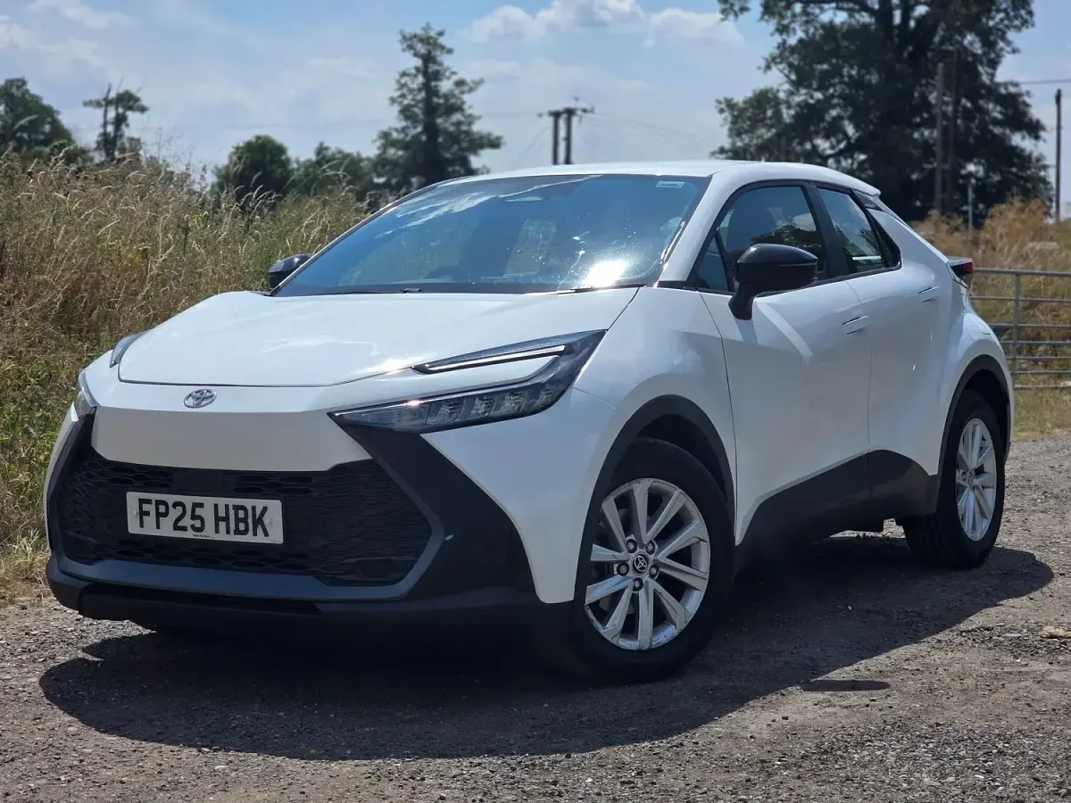 Used Toyota C-HR 140 HP (102 kW) 2025 White SUV