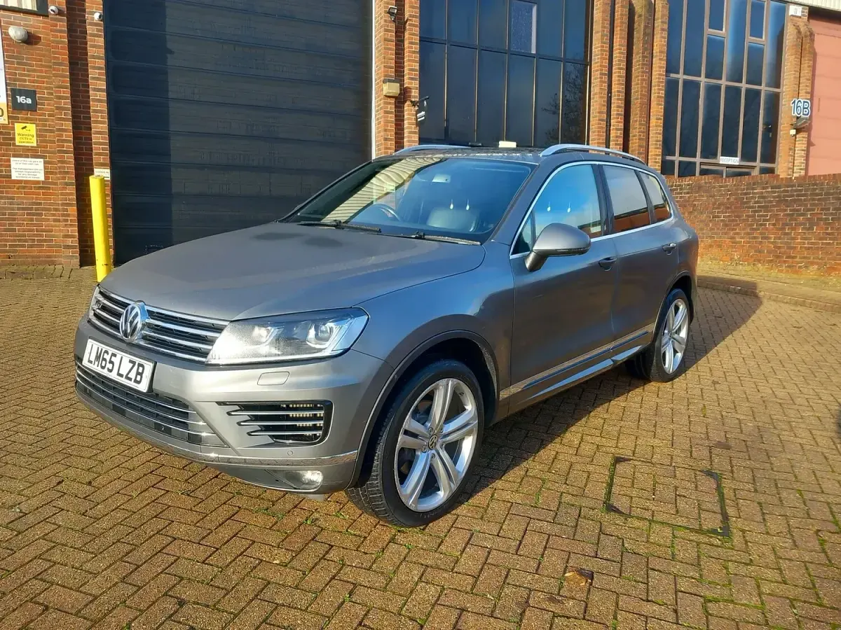 Begagnad VW Touareg R-line 262 HK (192 kW) 2015 Grå SUV