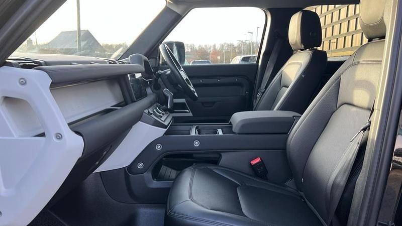 Used Land Rover Defender SE 300 HP (220 kW) 2022 Metallic  santorini black Estate