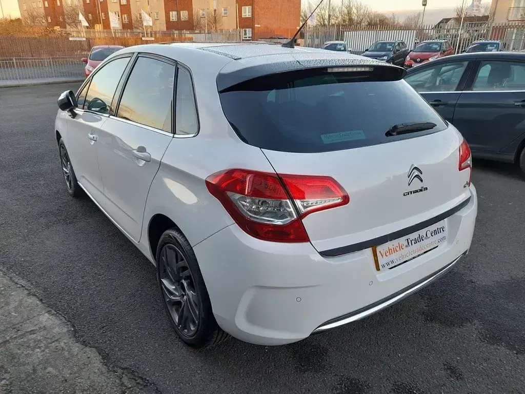 Used Citroën C4 SELECTION 120 HP (88 kW) 2014 White Hatchback