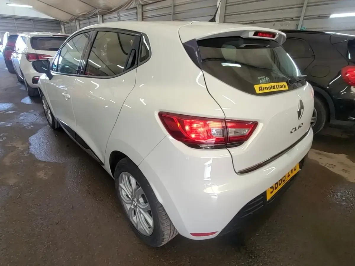 Used Renault Clio Dynamique 90 HP (66 kW) 2016 White Hatchback