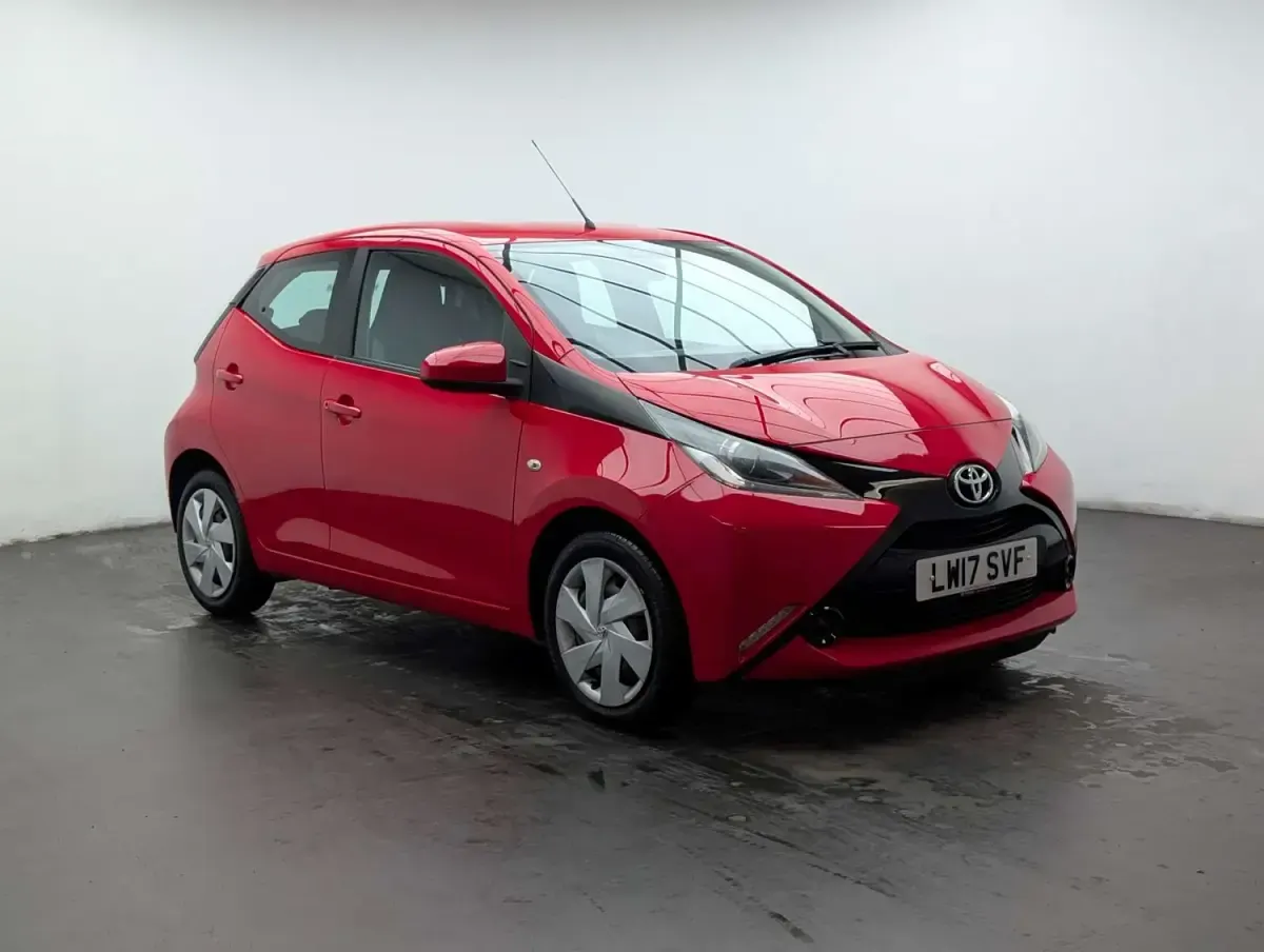 Second-hand Toyota Aygo X-play 68 CP (50 kW) 2017 Roșu Hatchback